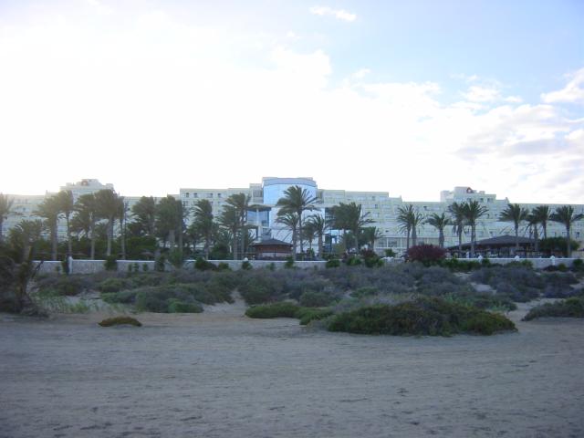 die Hotelanlage vom Strand